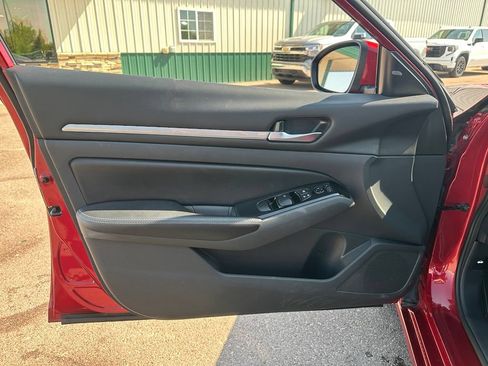 Used 2023 Nissan Altima 2.5 SV FWD image 11