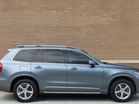 Used 2018 Volvo XC90 T5 Momentum w/ Momentum Plus Package FWD image 2