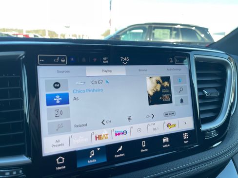 New 2026 Chrysler Pacifica Select image 12