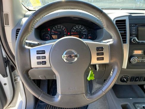 Used 2017 Nissan Frontier SV w/ SV Value Truck Package AWD/4WD image 9