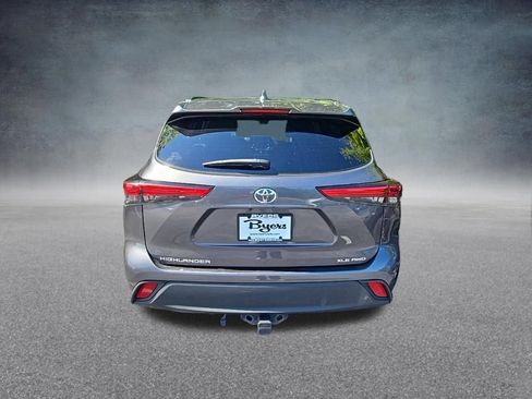 Used 2021 Toyota Highlander XLE AWD/4WD image 9
