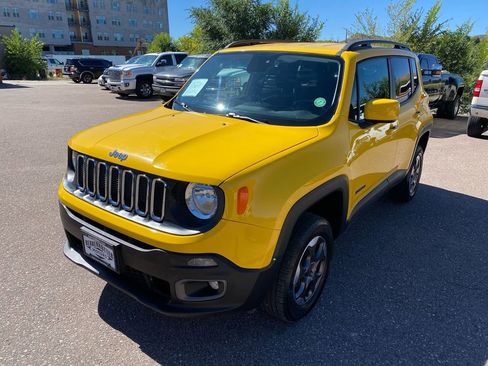 Used 2017 Jeep Renegade Latitude image 3