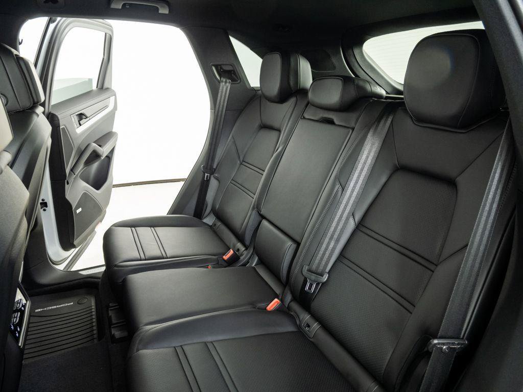 Used 2026 Porsche Cayenne AWD/4WD image 22