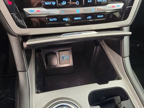 Used 2022 Ford Explorer XLT AWD/4WD image 18