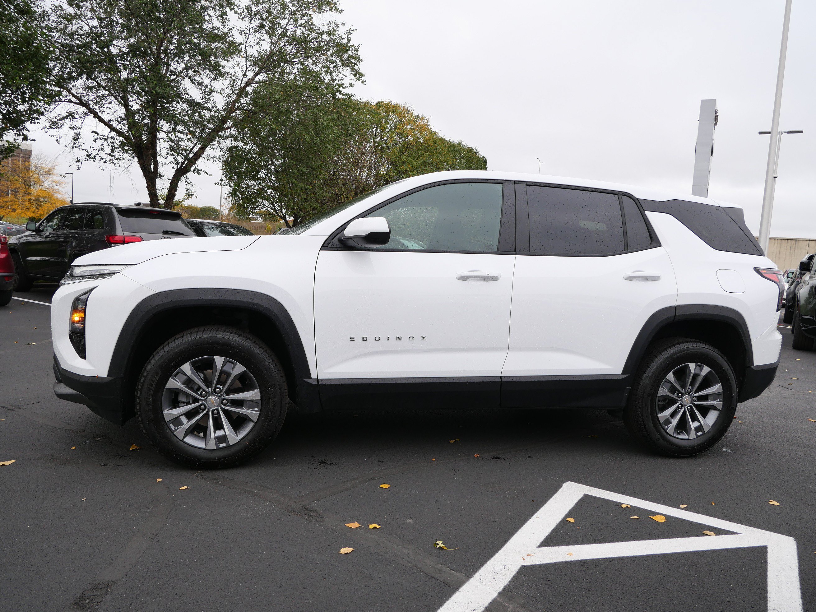 Used 2025 Chevrolet Equinox LT AWD/4WD image 2
