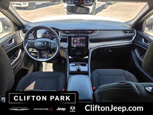 Used 2024 Jeep Grand Cherokee Laredo AWD/4WD image 25
