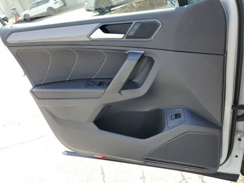 Certified 2024 Volkswagen Tiguan SE w/ Panoramic Sunroof Package FWD image 30