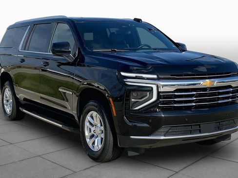 Used 2025 Chevrolet Suburban LT RWD image 3