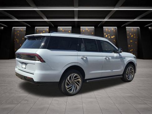 New 2026 Lincoln Navigator Premiere AWD/4WD image 2