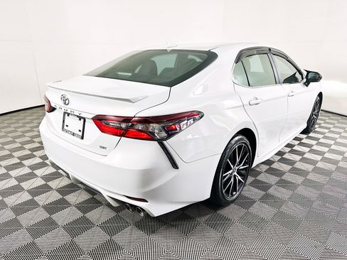 Used 2024 Toyota Camry SE image 3