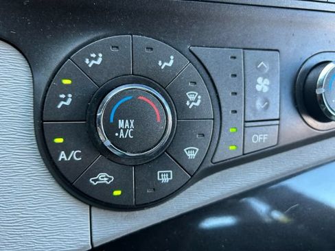 Used 2013 Toyota Sienna L w/ Towing Pkg FWD image 18