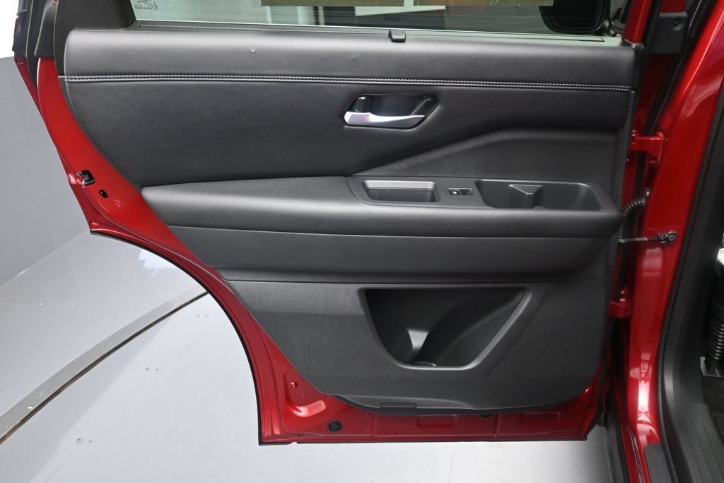 Used 2024 Nissan Pathfinder Platinum FWD image 25