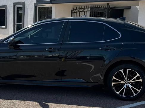 Used 2020 Toyota Camry SE FWD image 3