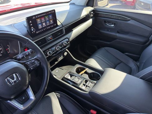 Used 2025 Honda Pilot Elite image 11