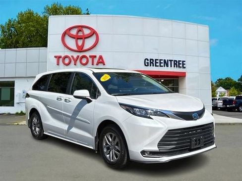 Used 2025 Toyota Sienna XLE AWD/4WD image 1