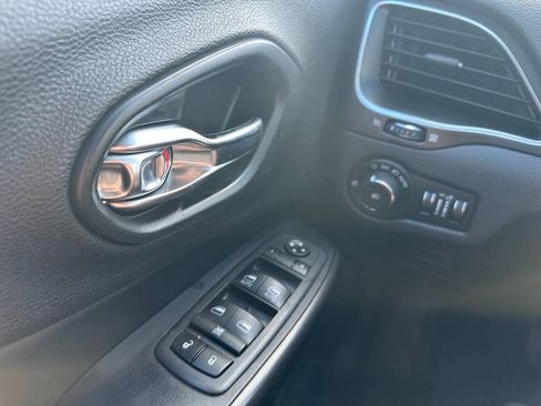 Used 2020 Jeep Cherokee Trailhawk w/ Cold Weather Group AWD/4WD image 17