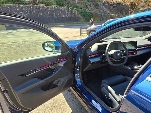 Used 2025 BMW i5 xDrive40 w/ Premium Package image 19