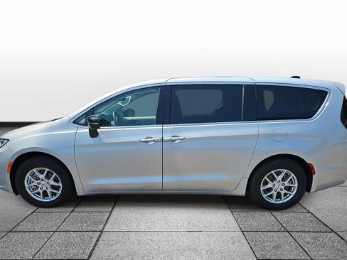 Used 2024 Chrysler Pacifica Touring-L FWD image 8
