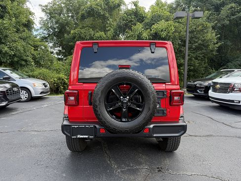 Used 2022 Jeep Wrangler Unlimited Sahara AWD/4WD image 5
