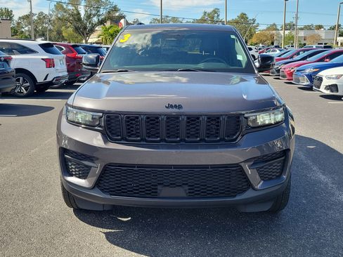 Used 2023 Jeep Grand Cherokee Altitude image 8