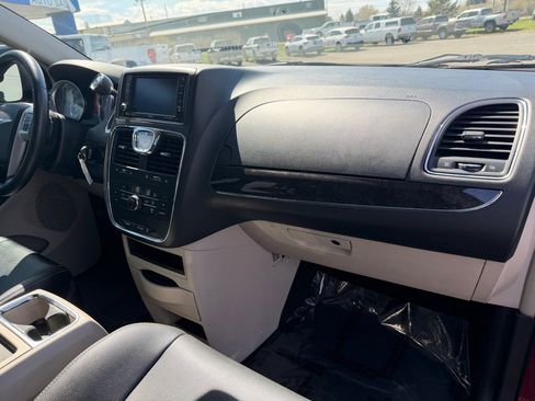 Used 2015 Chrysler Town & Country Touring FWD image 19