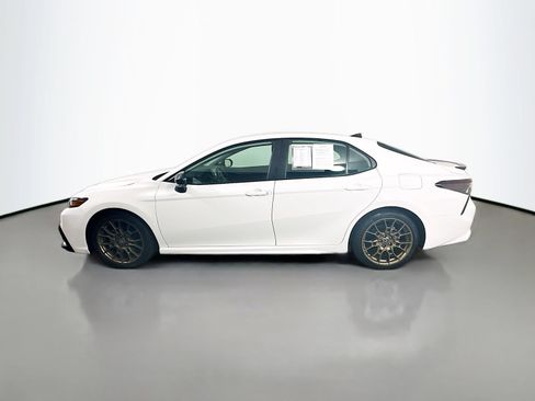 Used 2023 Toyota Camry SE FWD image 4