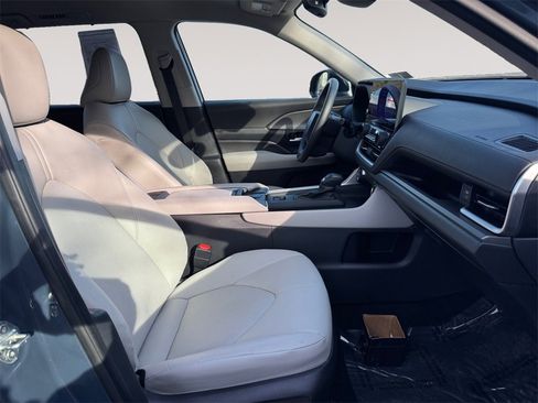 Used 2024 Toyota Grand Highlander XLE image 15