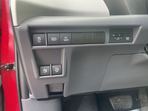 Used 2021 Toyota Sienna Limited image 21