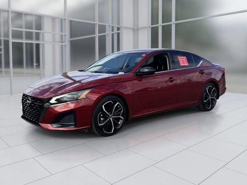 Certified 2023 Nissan Altima 2.5 SR w/ SR Premium Package FWD image 2