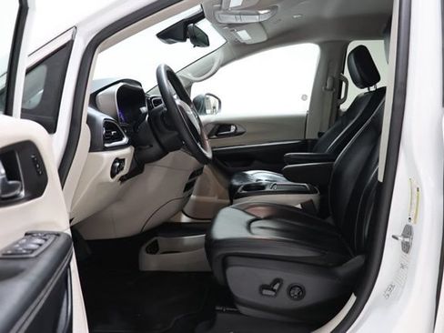 Used 2023 Chrysler Pacifica Touring-L FWD image 17