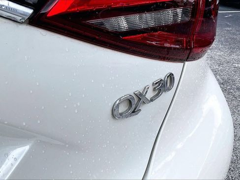 Used 2018 INFINITI QX30 Premium w/ Navigation Package FWD image 7