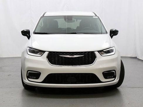 Used 2024 Chrysler Pacifica Touring-L FWD image 6