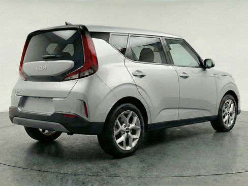 Used 2025 Kia Soul LX w/ LX Technology Package FWD image 9