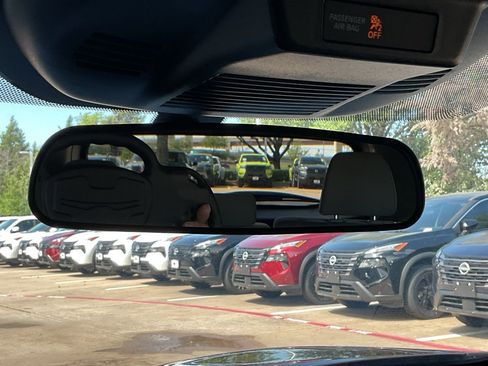 Used 2025 Nissan Rogue SV image 27