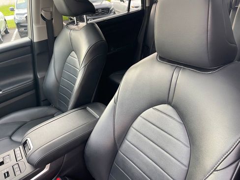 Used 2021 Toyota Highlander XLE AWD/4WD image 6