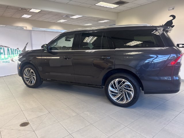 Used 2025 Lincoln Navigator Reserve AWD/4WD image 5
