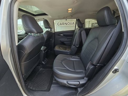 Used 2020 Toyota Highlander XLE FWD image 11