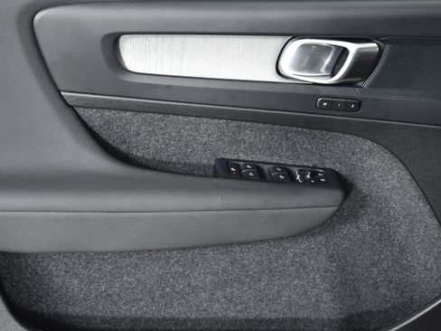 Used 2025 Volvo XC40 B5 Plus image 22