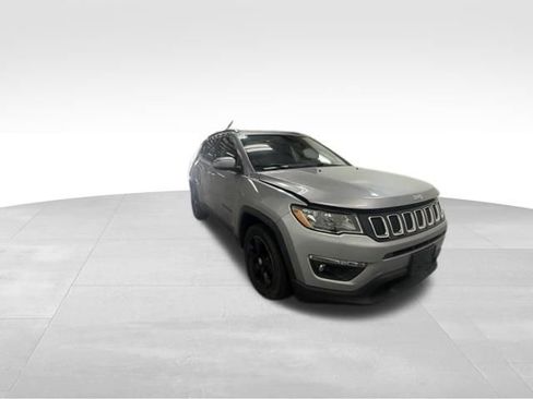 Used 2018 Jeep Compass Latitude FWD image 5