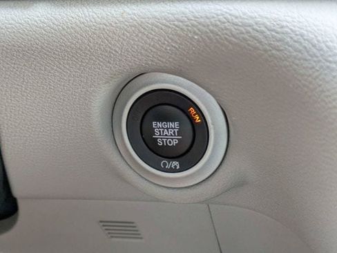 Used 2023 Chrysler Pacifica Touring-L FWD image 27