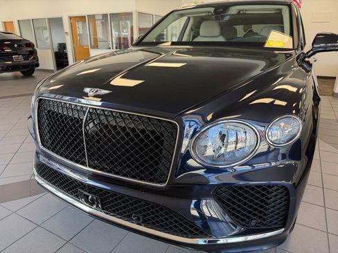 Used 2024 Bentley Bentayga AWD/4WD image 3
