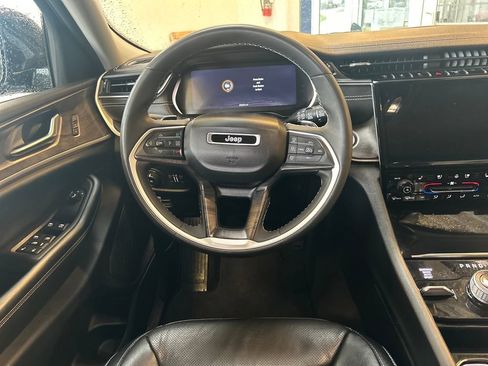 Used 2023 Jeep Grand Cherokee Limited w/ Luxury Tech Group II image 8