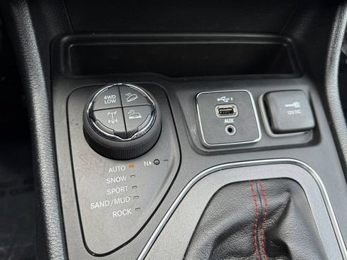 Used 2022 Jeep Cherokee Trailhawk AWD/4WD image 19