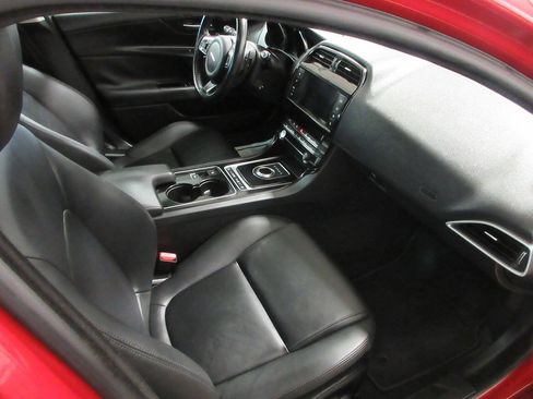 Used 2017 Jaguar XE Premium image 8