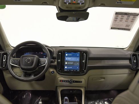 Used 2024 Volvo XC40 B5 Plus image 16