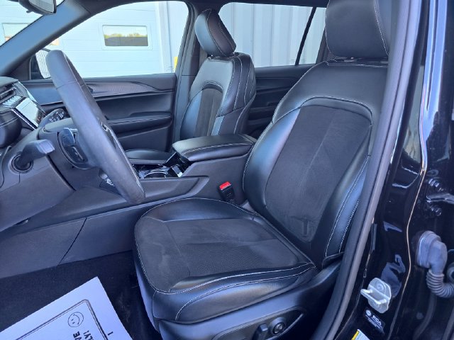 Used 2023 Jeep Grand Cherokee L Laredo AWD/4WD image 18