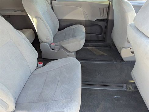 Used 2016 Toyota Sienna L image 13