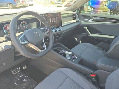 New 2026 Volkswagen Tiguan SE R-Line FWD image 14