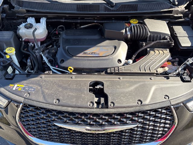 Used 2026 Chrysler Pacifica Limited FWD image 17