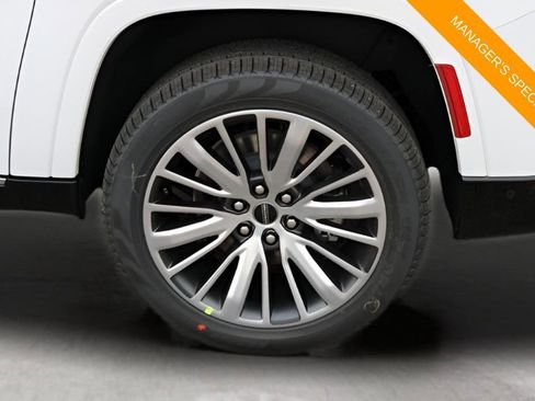 New 2025 Jeep Wagoneer L Series II AWD/4WD image 9